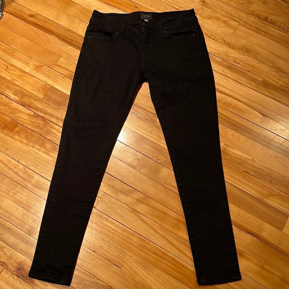 Vigoss Classic black studded back pocket 5-pocket style jeans. Size 5.